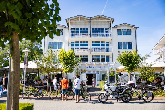 I_Cafe-Strandkorb-im-Herzen-von-Baabe