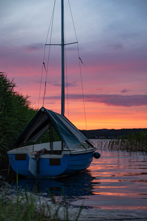 B_Fischerboot-bei-Sonnenuntergang-am-Bollwerk