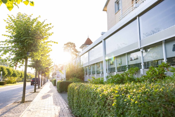 P_Sonnige-Aussicht-aufs-Strandhotel-in-Baabe