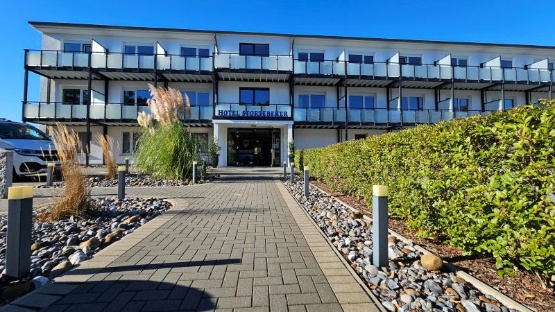 Einladender Haupteingang des R&R Hotel Störtebeker in Baabe auf Rügen – herzliches Willkommen im Ostseehotel in zentraler, ruhiger Lage.