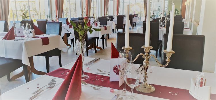 Festlich gedeckte Tische im Restaurant Zum Kranich | R&R Hotels und Villen Baabe